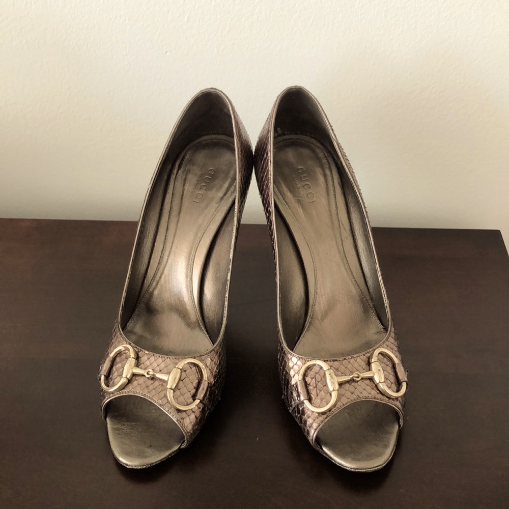 Gucci open toe horseshoe pumps, snake leather, bronze/silver size 8.5 high heel
